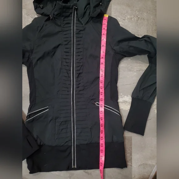 Lululemon Run: Back On Track Long Sleeve Jacket. Black. Hood. Size 4. - Picture 13 of 13